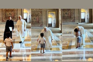 El Papa abrazó a un niño que se le acercó en el Vaticano