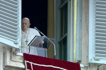 El Papa anuló un retiro espiritual fuera de Roma por un "resfrío" que le provoca tos. Los estudios dieron negativo.