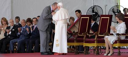El Papa arribó a Espeña en medio de las protestas y en plena crisis