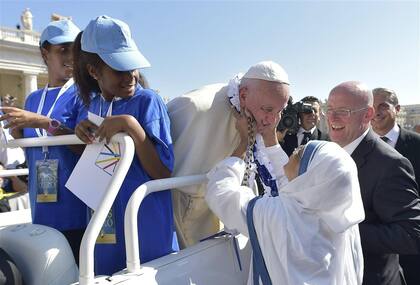 El Papa, ayer, rodeado de fieles en la Plaza San Pedro