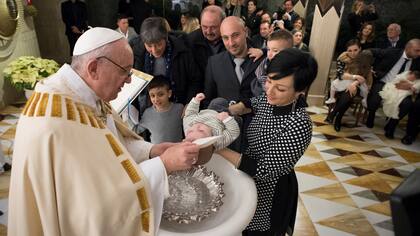 El papa bautizó a 8 niños de pueblos destrozados por el terremoto en Italia