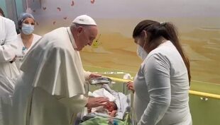 El Papa bautizó a un bebé llamado Miguel Ángel. (Handout / VATICAN MEDIA / AFP) 
