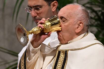 El Papa bebe del cáliz durante la misa
