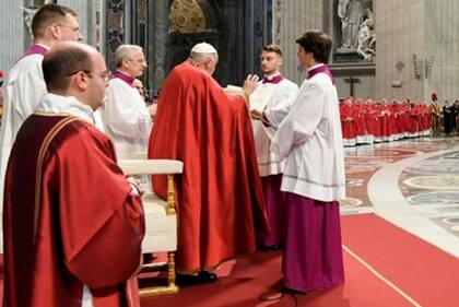 El Papa bendice los palios