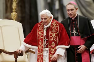 Crece el escándalo en el Vaticano: filtran nuevas revelaciones del secretario de Benedicto XVI sobre Francisco