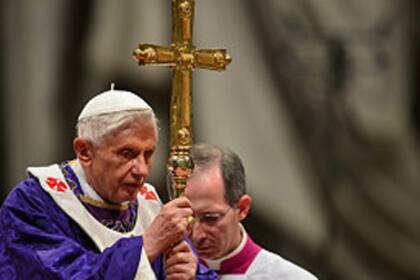 El papa Benedicto XVI anuncia su retiro en un momento difícil para las finanzas vaticanas