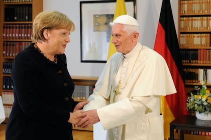 El papa Benedicto XVI (R) da la bienvenida a la canciller alemana Angela Merkel en la oficina de la Conferencia Episcopal Alemana en Berlín el 22 de septiembre de 2011