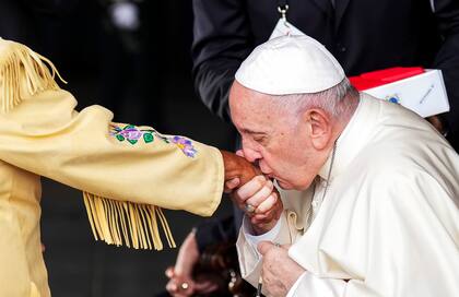 El Papa besa la mano de una sobreviviente