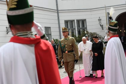 El Papa camina por la alfombra roja junto a la presidenta húngara, Katalin Novak