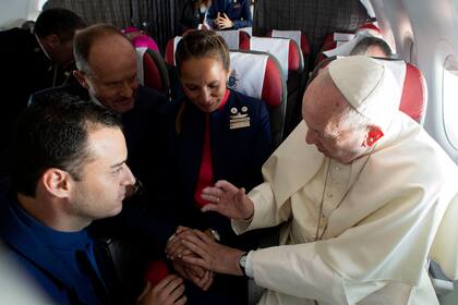 El Papa casó a Paula Podest Ruiz y Carlos Ciuffardi a bordo de un avión de Latam en medio de su viaje desde Santiago a Iquique