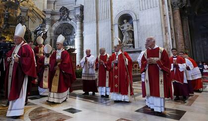 El Papa con obispos y cardenales en la Basílica de San Pedro, ayer, al final de una misa