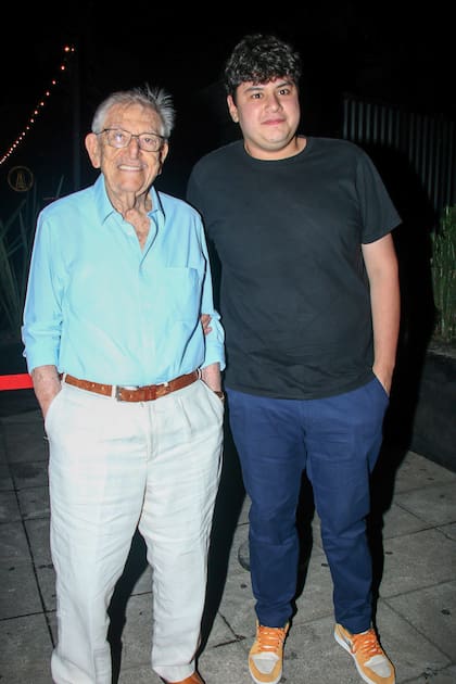 El papá de Cecilia Roth, el empresario y escritor Abrasha (Jorge) Rotenberg, asistió con Martín Paéz, hijo de Cecilia Roth y el músico.