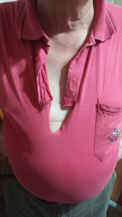 El papá de Cristian y Natacha Fernández, con la chomba rasgada luego de la reunión con el sindicato de Petroleros Privados