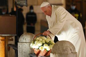 Mientras los romanos dormían, el papa Francisco fue a Plaza de España y le rezó a la Virgen por los que sufren
