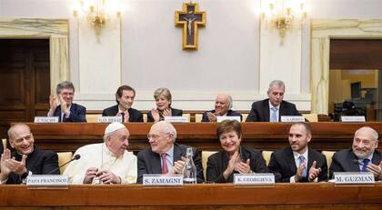 El Papa dialoga con el economista italiano Stéfano Zamagni, junto a Sánchez Sorondo, Georgieva, Guzmán y Stiglitz en la primera fila