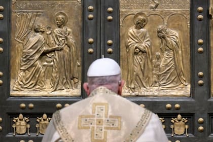 El Papa dio inicio al Jubileo con la apertura de la Puerta Santa