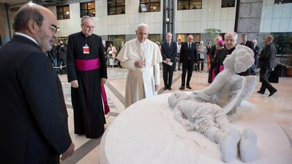 El Papa junto a la estatua de Aylan Kurdi que donó a la FAO