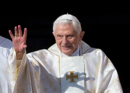 El papa emérito Benedicto XVI llega a la Plaza de San Pedro en el Vaticano para asistir a una ceremonia, el 19 de octubre de 2014
