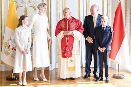 El Papa, en el Palacio de Mónaco, junto a
Sus Altezas Serenísimas y sus hijos. Charlene llevó
un diseño midi con bordados de Elie Saab que
complementó con una mantilla de encaje y Gabriella
optó por un vestido de manga larga con cuello bebé
y encaje floral. Los hombres, en tanto, vistieron
trajes azules decorados con pequeños broches de las
banderas del principado y del Vaticano