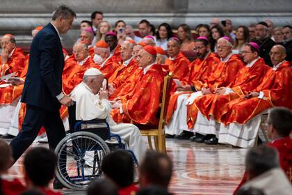 El Papa en silla de ruedas
