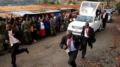 El Papa, en su llegada a Kangemi, la mayor villa de Nairobi