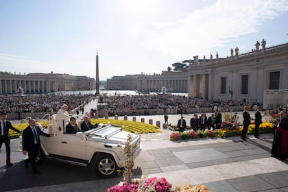 El Papa, en su llegada a la Plaza San Pedro, en el Vaticano. (Photo by Handout / VATICAN MEDIA / AFP)