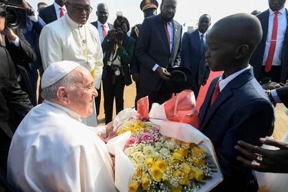 El Papa, en su llegada al aeropuerto de Juba, en Sudán del Sur, en febrero pasado. (VATICAN MEDIA / AFP)