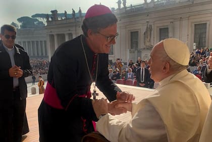Jorge García Cuerva y el Papa Francisco en 2023, cuando el Sumo Pontífice lo bendijo.