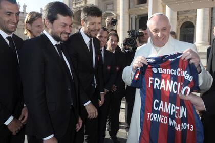 El Papa exhibe su camiseta, que dice Francisco campeón
