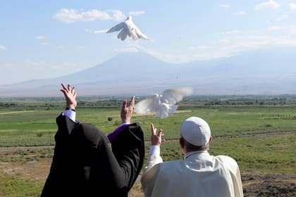 El Papa Francisco, a la derecha, y Catholicos Karekin II liberan palomas blancas frente a la montaña de Ararat después de una ceremonia en el monasterio de Khor Virap, Armenia, domingo 26 de junio de 2016