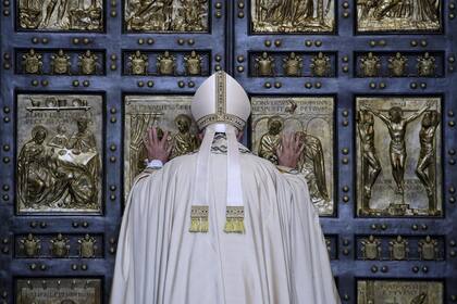 El Papa Francisco abre la Puerta Santa para marcar la apertura del Año Santo Católico, o Jubileo, en la basílica de San Pedro, en el Vaticano, el 8 de diciembre de 2015