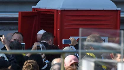 El papa Francisco, al salir de un baño químico en Milán