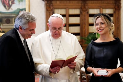 El papa Francisco Alberto Fernández y su esposa, en el Palacio Apostólico