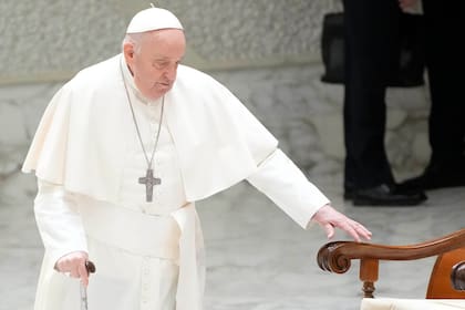 El papa Francisco arriba al Aula Pablo VI en el Vaticano para su audiencia general semanal, miércoles 27 de marzo de 2024