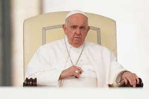 El papa Francisco echó a uno de los obispos que más lo critica, en una movida poco frecuente en el Vaticano