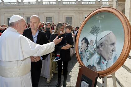 El papa Francisco, ayer, con Gustavo Masó y su obra
