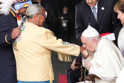 El Papa Francisco besa la mano de la anciana Alma Desjarlais, superviviente de un internado, de la Primera Nación Frog Lake, mientras el jefe Greg Desjarlais, a la izquierda, le observa a su llegada a Edmonton, Alberta, Canadá, el domingo 24 de julio de 2022