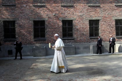El Papa Francisco camina hacia el muro de la muerte en el campo de concentración y exterminio alemán nazi Auschwitz-Birkenau en Oswiecim, Polonia, el 29 de julio de 2016
