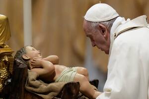 En la misa de Nochebuena, el Papa llamó a recordar que los pobres son los que más se parecen a Jesús