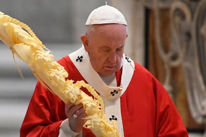 El Papa Francisco celebra la misa del Domingo de Ramos a puertas cerradas en la Basílica de San Pedro el 5 de abril de 2020 en el Vaticano, durante el encierro destinado a frenar la propagación de la infección COVID-19, causada por el nuevo coronavirus.