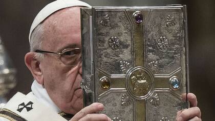 El papa Francisco celebra la Santa Misa Crismal del Jueves Santo en la basílica de San Pedro del Vaticano