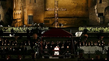 El Vía Crucis fue seguido por miles de fieles en Roma y millones por TV