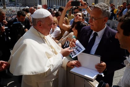 El papa Francisco con Carlos Hugo Minati en la Plaza San Pedro.