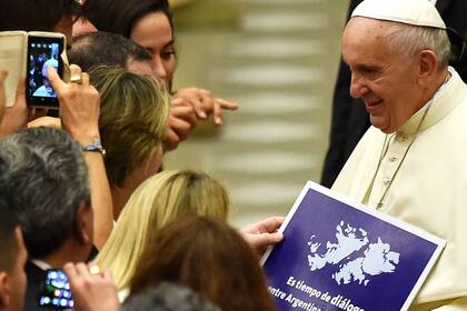 El papa Francisco con el cartel que le entregó la ONG Diálogo por Malvinas