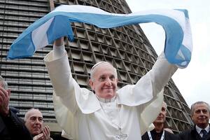 El papa Francisco, con una bandera argentina, cuando visitó Rio de Janeiro el año pasado