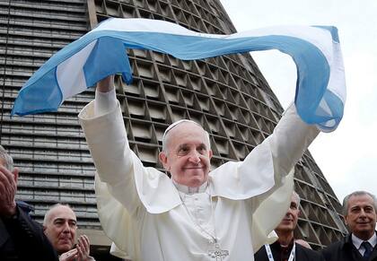 El papa Francisco, con una bandera argentina, cuando visitó Rio de Janeiro el año pasado