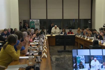 El papa Francisco cuando llegó al encuentro con movimientos sociales; a la derecha, aplaudiendo, el dirigente social Juan Grabois