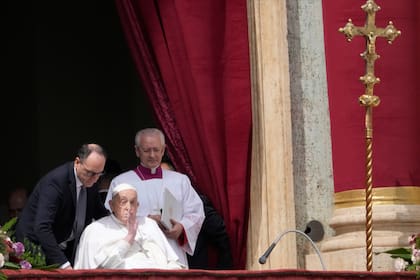 El papa Francisco da la bendición Urbi et Orbi (para la ciudad y para el mundo, en latín) desde el pabellón central de la basílica de San Pedro