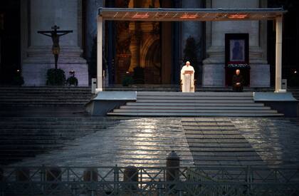 El Papa Francisco da una misa en la Plaza San Pedro vacía