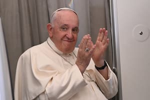 El papa Francisco recibió un regalo especial de parte de Lisandro Martínez